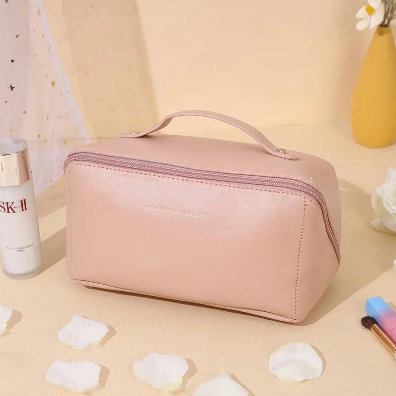 Portable travel cosmetic bag made of PU by Bowlift