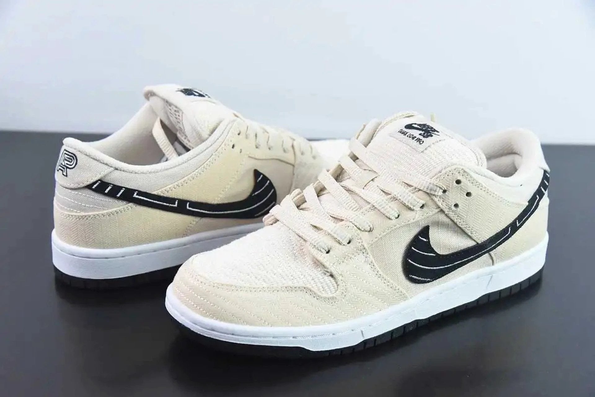 SB Dunk Low Albino & Preto by Air Jordan