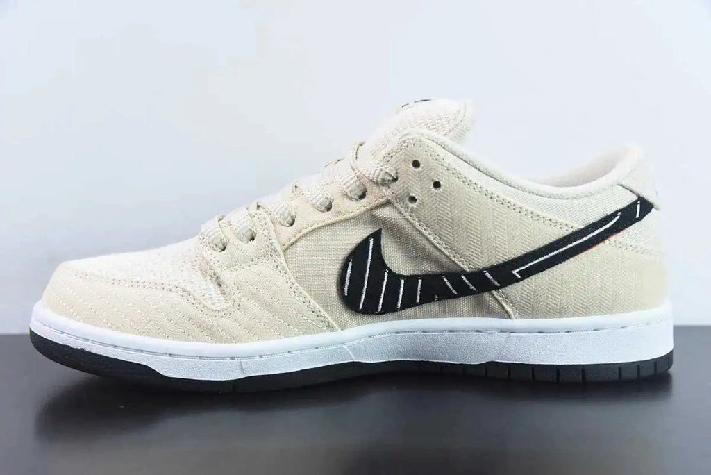 SB Dunk Low Albino & Preto by Air Jordan