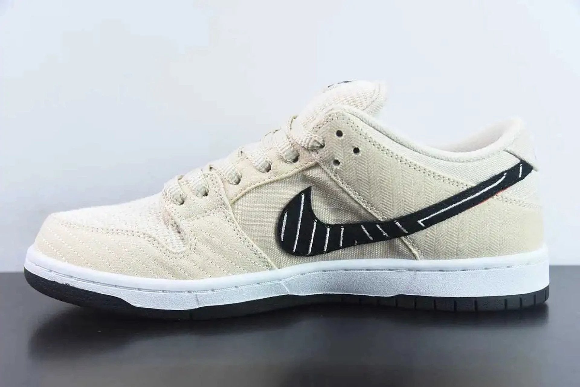 SB Dunk Low Albino & Preto by Air Jordan