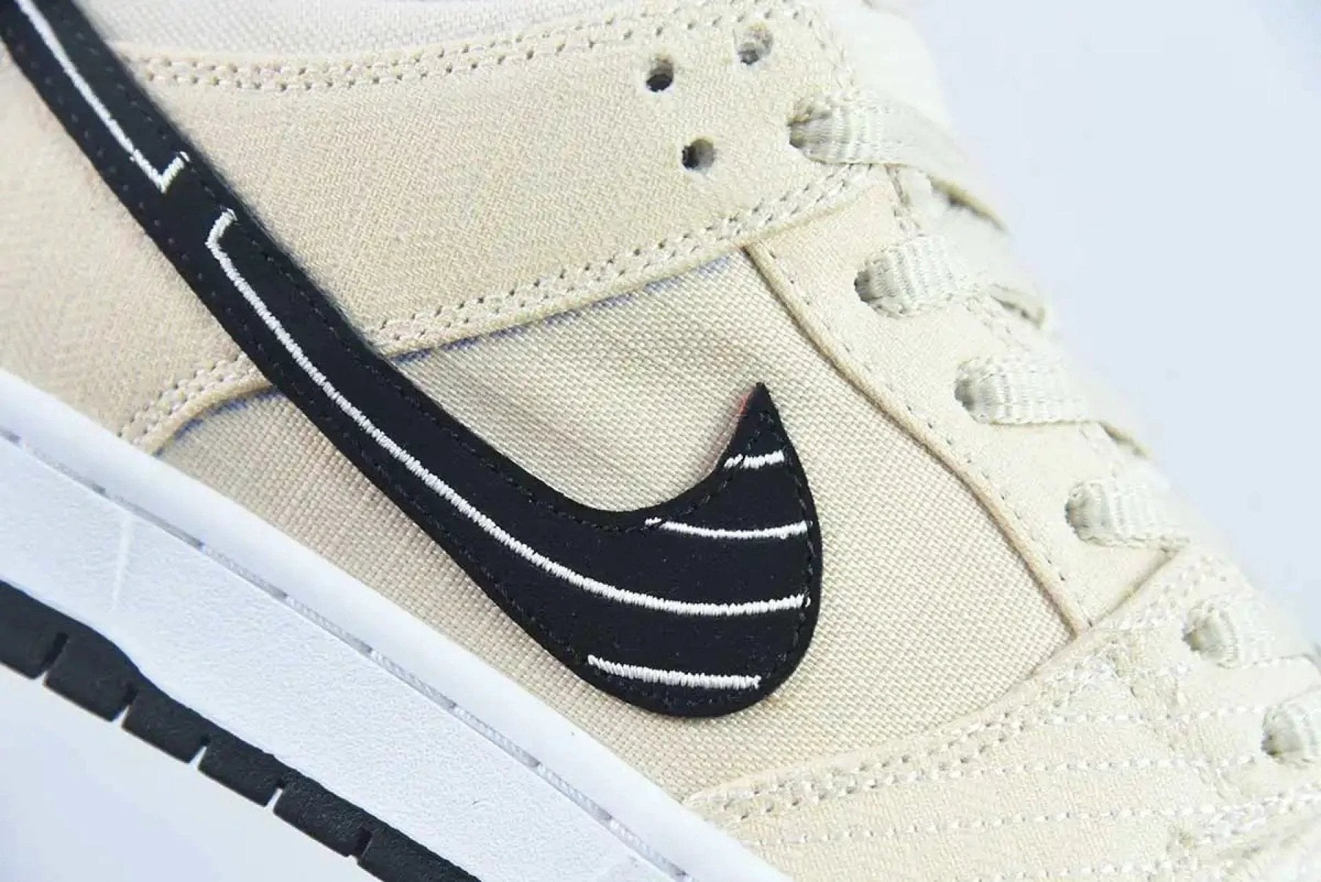 SB Dunk Low Albino & Preto by Air Jordan
