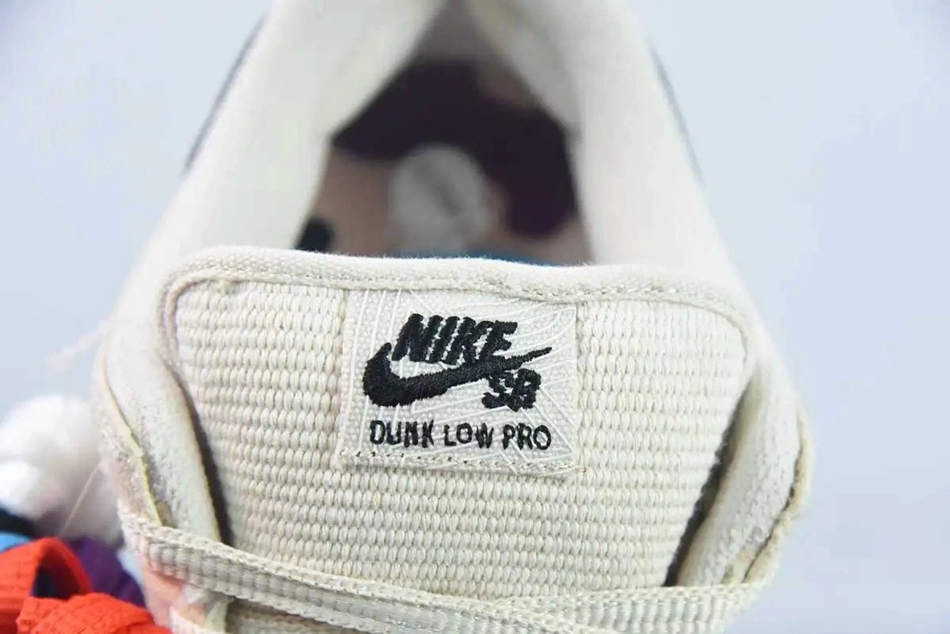 SB Dunk Low Albino & Preto by Air Jordan