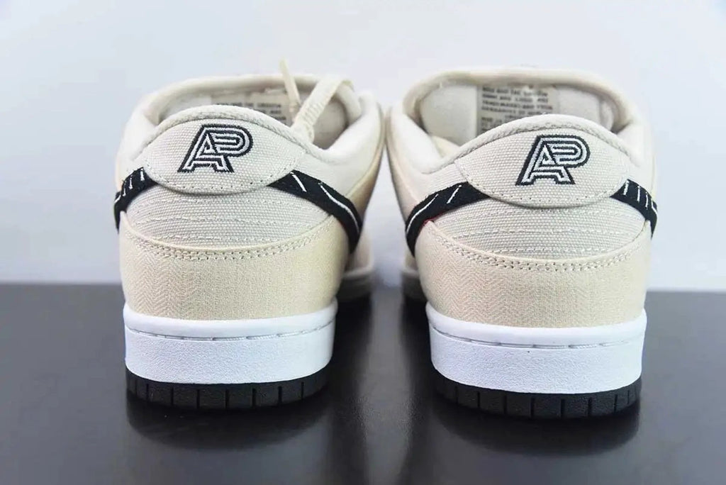SB Dunk Low Albino & Preto by Air Jordan