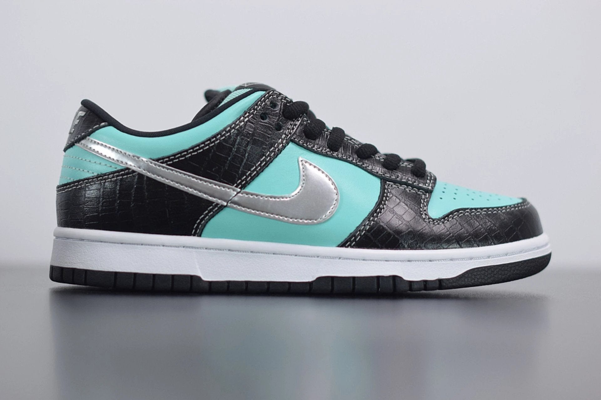 SB Dunk Low Diamond Supply Co by Air Jordan
