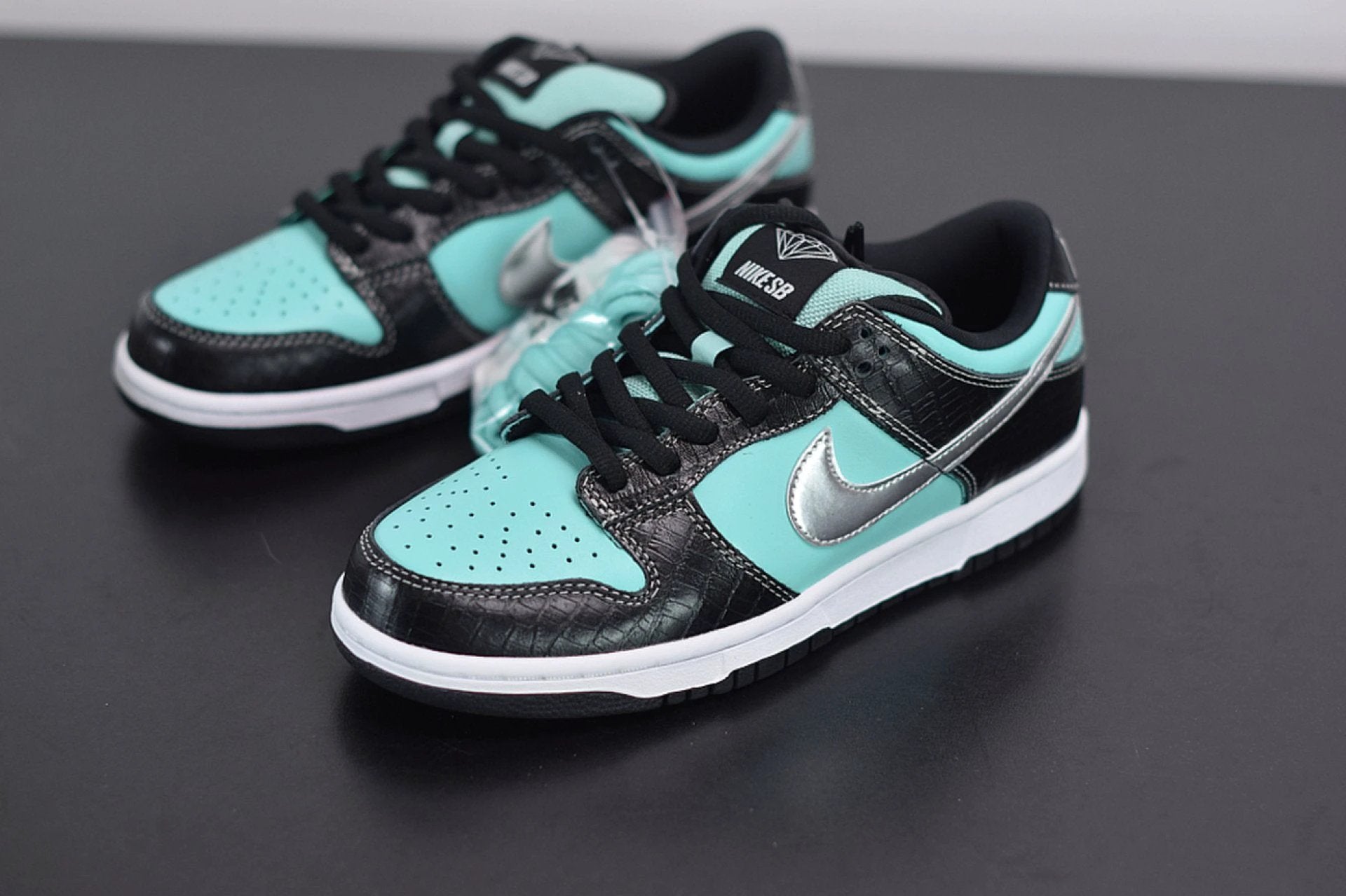 SB Dunk Low Diamond Supply Co by Air Jordan