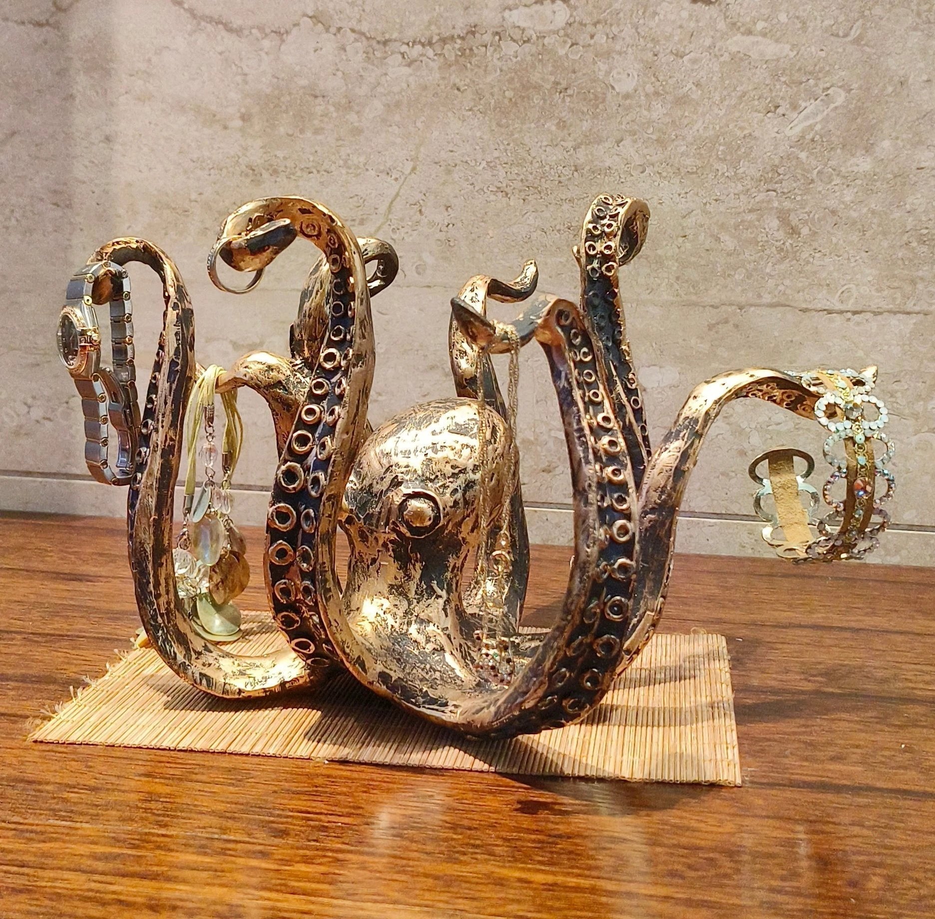 Kraken - Octopus Design Rustic Cruch Holder Bowlift by Bowlift