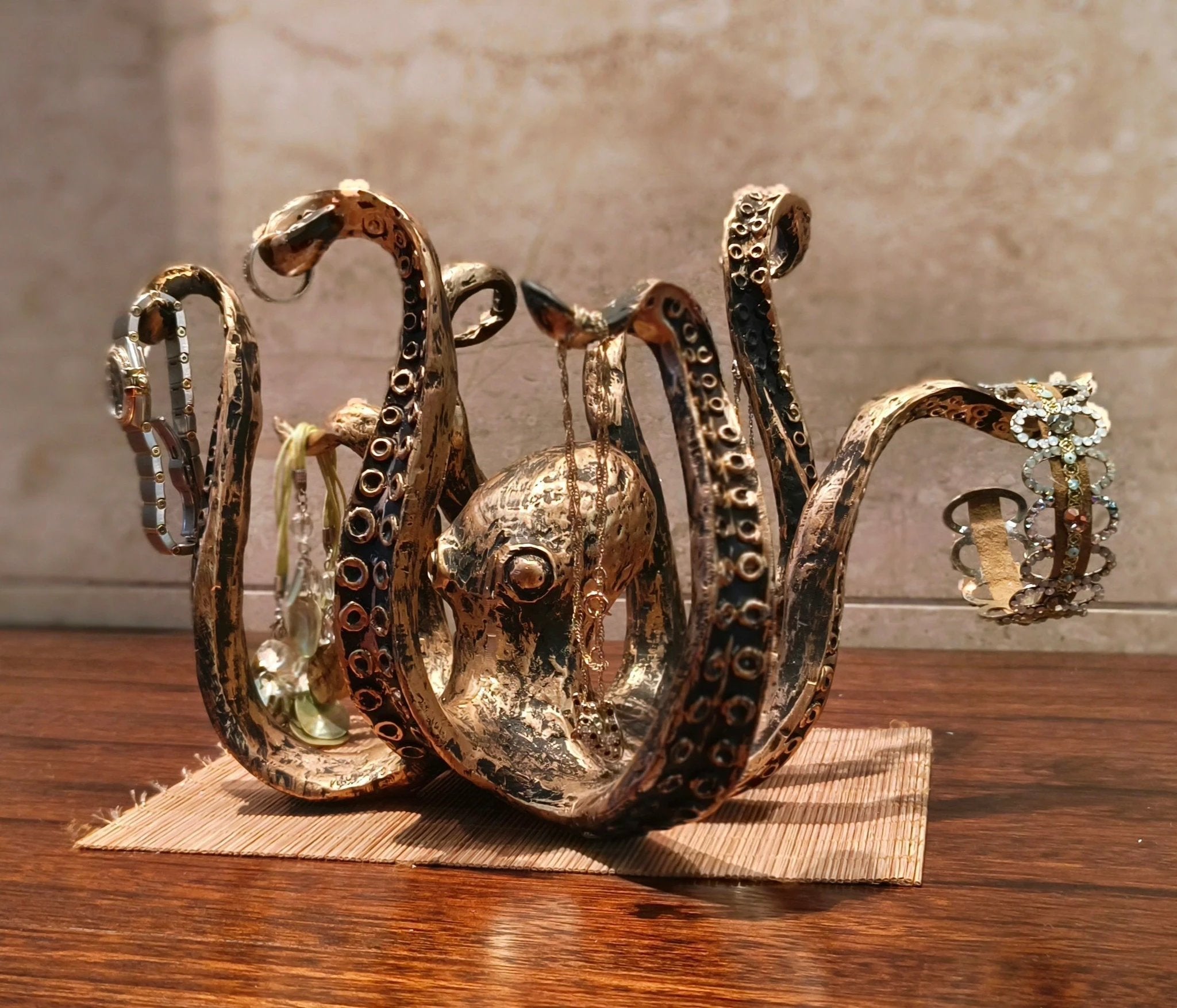 Kraken - Octopus Design Rustic Cruch Holder Bowlift by Bowlift