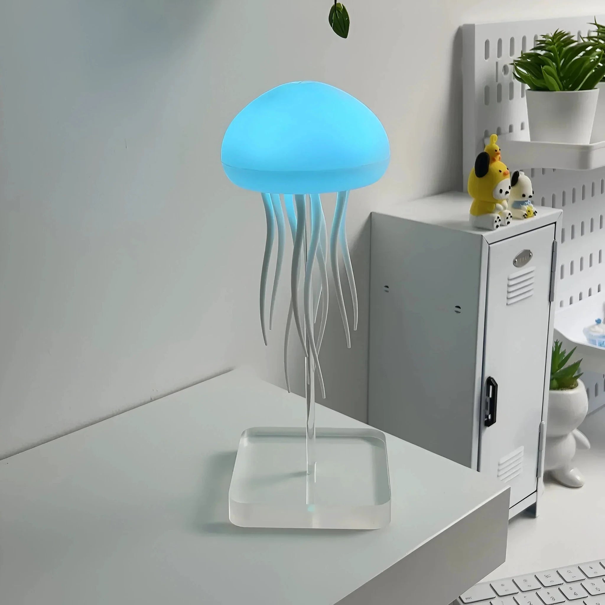 JellyJive - Lamp with dancing jellyfish Bowlift by Bowlift
