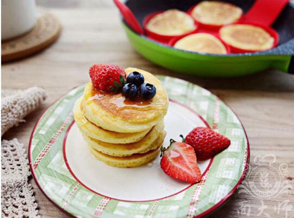 Non-Stick Silicone Egg & Pancake Mold by Bowlift