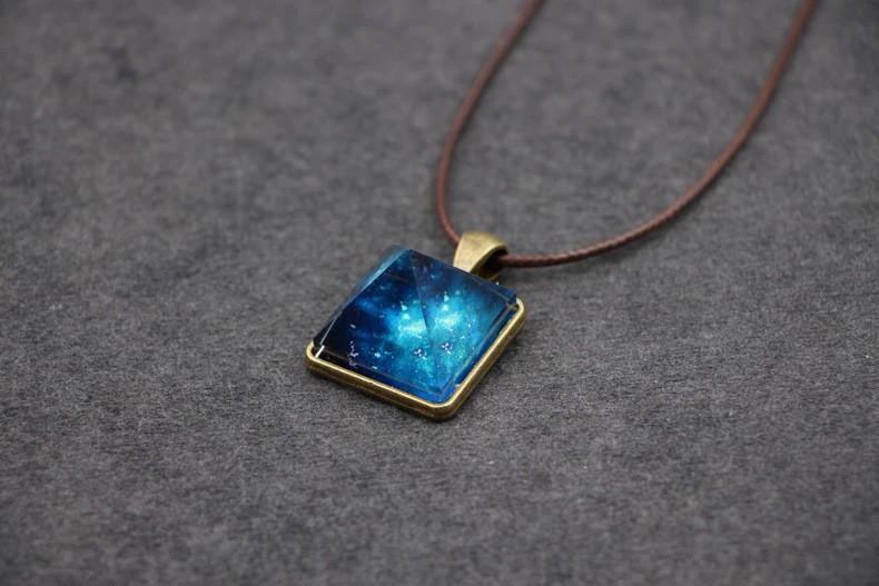 Lyss - Glowing Pyramid Crystal Necklaces by Bowlift