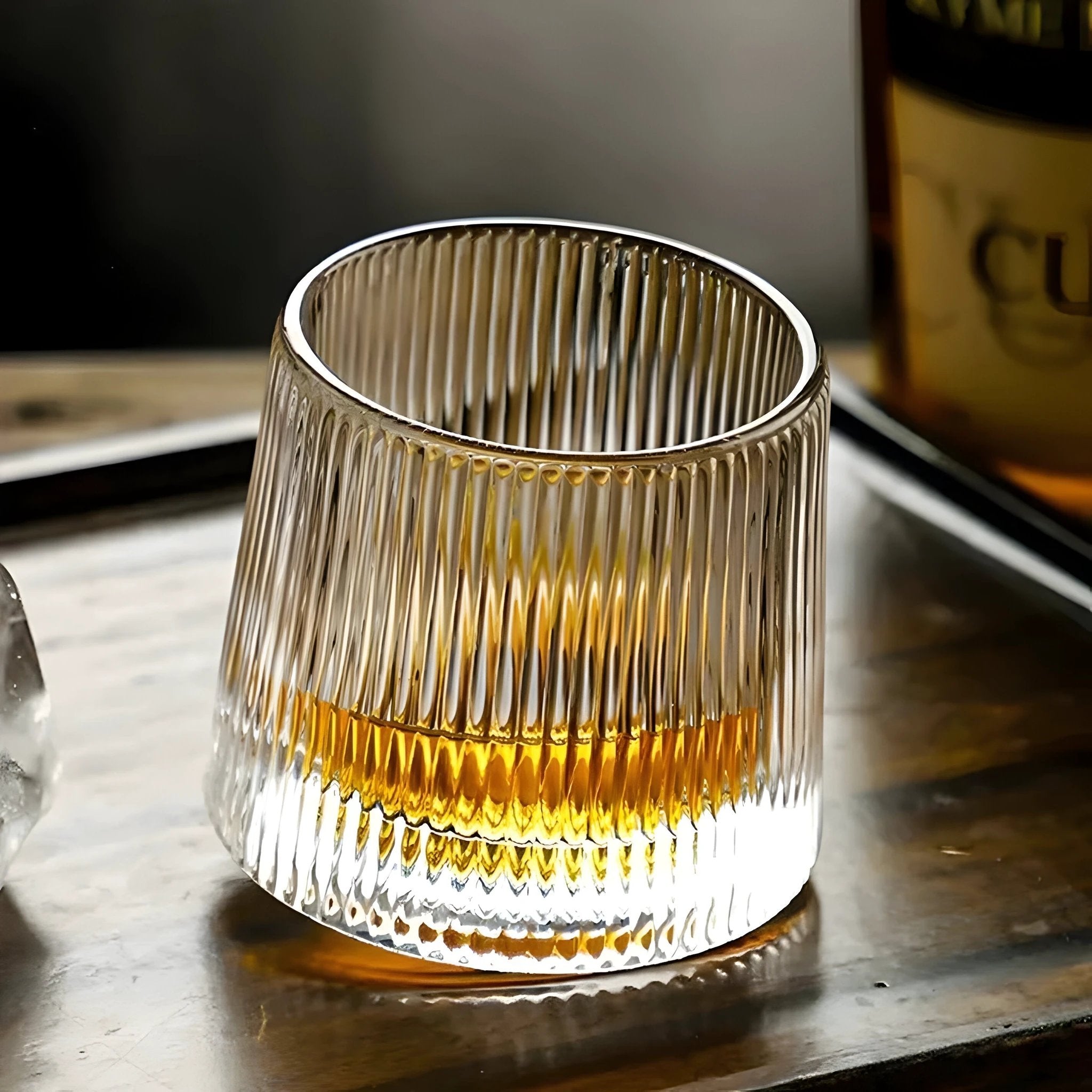 SwirlSip – Rotatable, textured whiskey glass with a striking ribbed design Bowlift by Bowlift